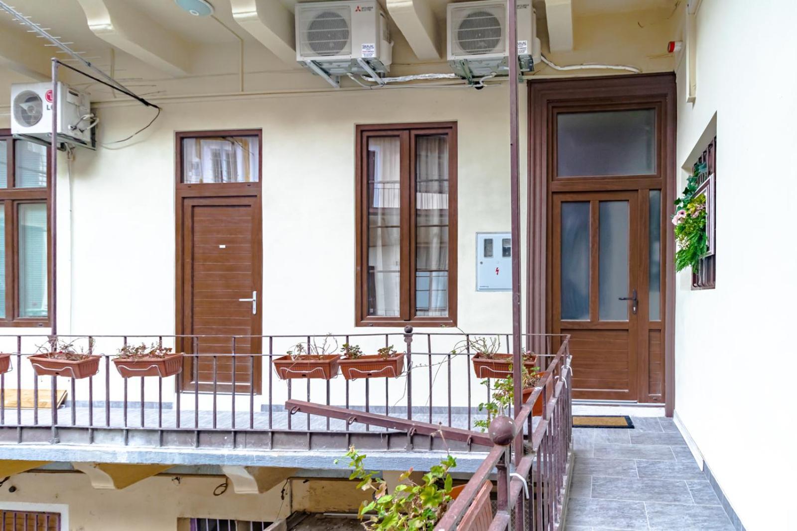 Mandina Studios On A Main Square Zagreb Exterior photo